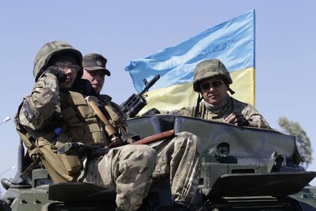 © Reuters. Soldati ucraini a Mariupol