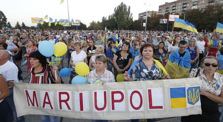 © Reuters. Manifestantes participam de uma demonstração pró-Kiev em Mariupol, no leste da Ucrânia