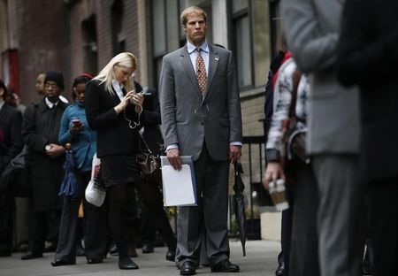 © Reuters. Job seekers stand in line to meet prospective employers at a career fair in New York City