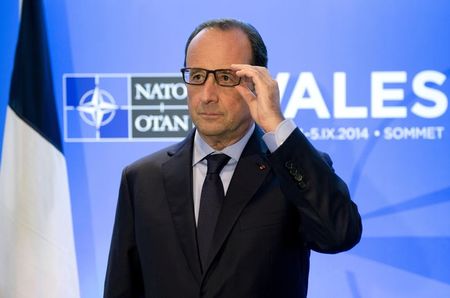 © Reuters. FRANÇOIS HOLLANDE AU DÉFI D'ENDURER ET DE DURER