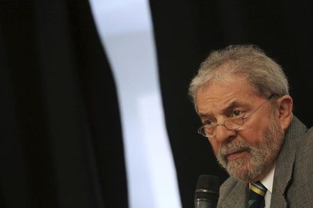 © Reuters. Brazil's former president Lula da Silva speaks during a news conference in Sao Paulo