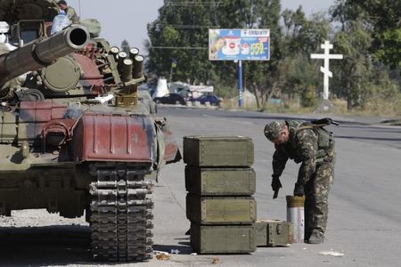 © Reuters. مصدر:القوات المسلحة تبقى في مواقعها الحالية في أوكرانيا بعد اتفاق الهدنة