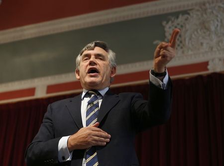 © Reuters. Former British Prime Minister Gordon Brown speaks at a "Better Together" rally in Dundee