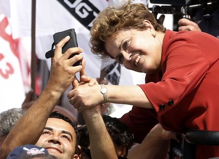 © Reuters. Presidente e candidata à reeleição Dilma Rousseff  posa para foto com eleitor em São Bernardo do Campo