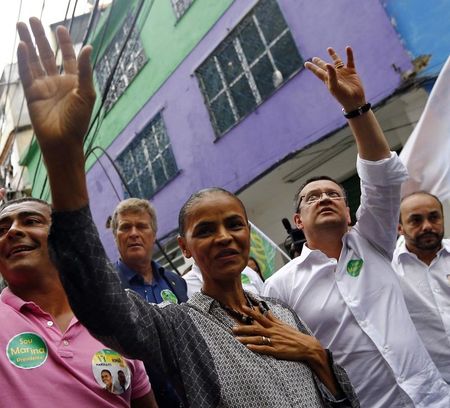 © Reuters. Marina Silva faz campanha na Rocinha, no Rio de Janeiro