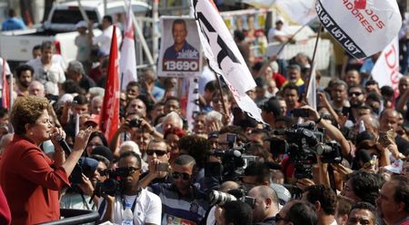 © Reuters. Presidente Dilma Rousseff em campanha em São Bernardo do Campo