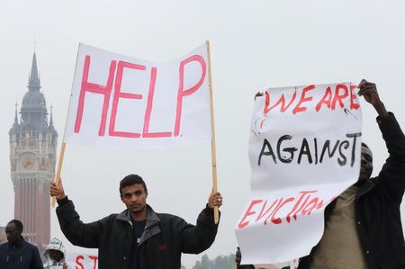 © Reuters. DES MIGRANTS MANIFESTENT À CALAIS POUR OBTENIR DES DROITS