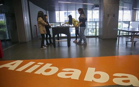 © Reuters. People play in a hall inside Alibaba's headquarters in Hangzhou