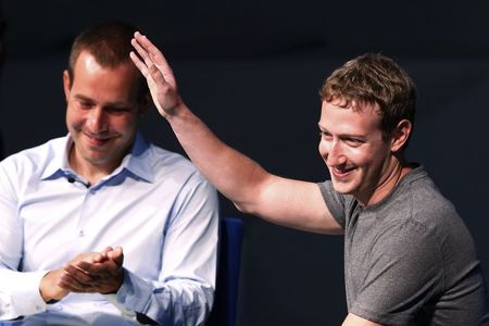 © Reuters. Zuckerberg, founder and CEO of Facebook, gestures during his conference at Seminar "Mexico Siglo XXI", organized by Telmex foundation, in Mexico City