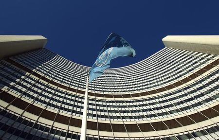 © Reuters. The flag of the International Atomic Energy Agency IAEA flies in front of its headquarters during a board of governors meeting in Vienna