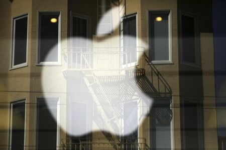 © Reuters. The Apple logo is pictured at a retail store in the Marina neighborhood in San Francisco