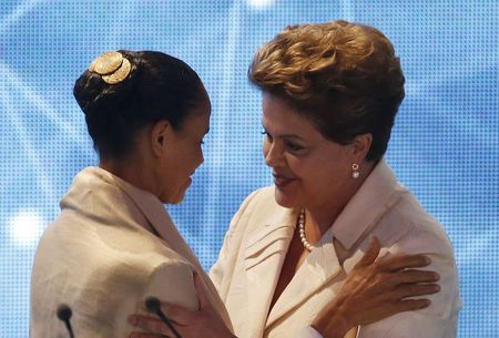 © Reuters. Presidential candidate Marina Silva greets Brazilian President Dilma Rousseff before their first television debate in Sao Paulo