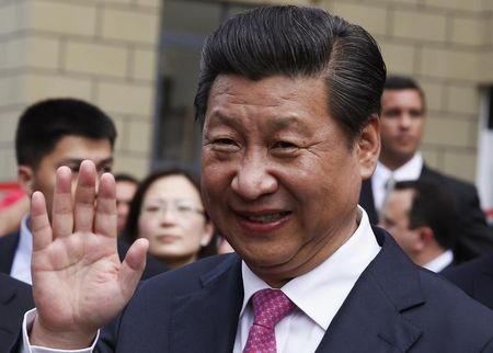 © Reuters. China's President Xi waves during a visit to a housing development in Caracas