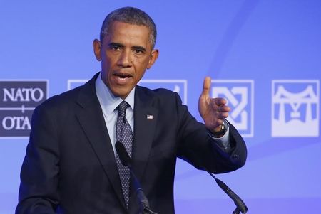 © Reuters. U.S. President Barack Obama speaks at a news conference on the second and final day of the NATO summit at the Celtic Manor resort, near Newport