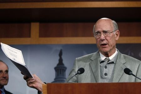 © Reuters. U.S. Senator Roberts addresses a news conference as he discusses his opposition to a vote on START Treaty on Capitol Hill in Washington