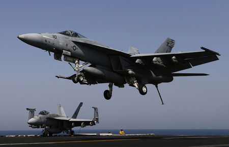 © Reuters. طائرات أمريكية تقصف مقاتلي الدولة الاسلامية قرب سد حديثة بالعراق