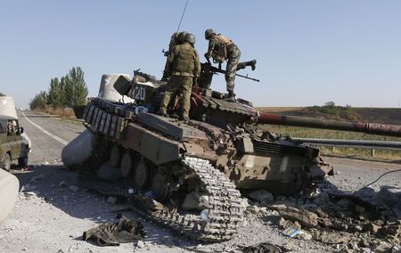 © Reuters. تجدد القصف في مدينتين يهدد اتفاق وقف إطلاق النار في أوكرانيا