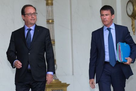 © Reuters. VALLS ET DES TÉNORS DU PS APPELLENT À SERRER LES RANGS