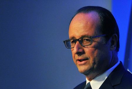 © Reuters. استطلاع: الرئيس الفرنسي أولوند ينبغي ألا يسعى لنيل فترة رئاسة ثانية