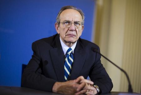 © Reuters. Il ministro dell'Econimia Pier Carlo Padoan in una immagine di archivio