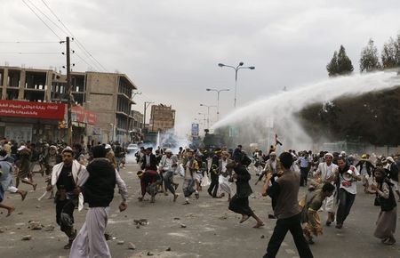 © Reuters. حوثيون يغلقون طريق مطار صنعاء والجيش اليمني يقصف مواقع للمتمردين