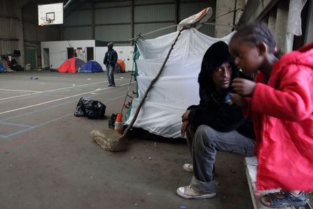 © Reuters. MANIFESTATION CONTRE LES MIGRANTS À CALAIS