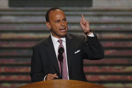 © Reuters. Rep. Luis Gutierrez addresses delegates during the second session of the Democratic National Convention in Charlotte