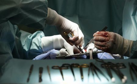 © Reuters. CARMAT POURSUIT LES IMPLANTATIONS DE SON COEUR ARTIFICIEL