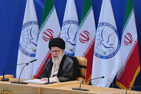 © Reuters. Iran's Supreme Leader Ayatollah Ali Khamenei speaks during the 16th summit of the Non-Aligned Movement in Tehran