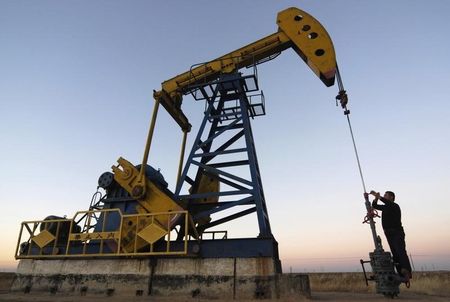 © Reuters. Станок-качалка на нефтяном месторождении в Китае 
