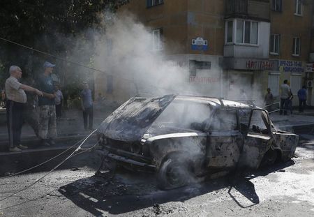 © Reuters. Carro incendiado pelo que moradores disseram ter sido um ataque de forças ucranianas em Donetsk, no leste da Ucrânia