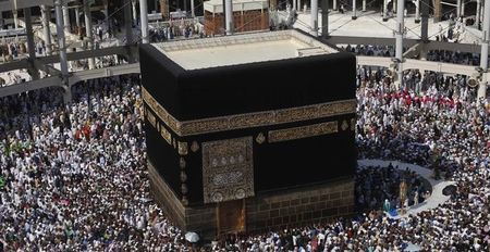 © Reuters. Peregrinos muçulmanos em volta da Caaba na Grande Mesquita durante a peregrinação do Haj, em Meca