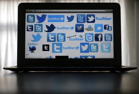 © Reuters. An illustration picture shows Twitter logos on a computer screen in Frankfurt