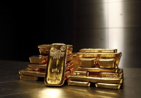 © Reuters. قطع الذهب في لندن مساء على 1259 دولارا للأوقية