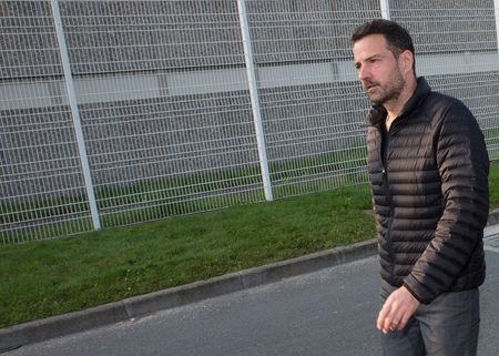 © Reuters. El operador francés Kerviel sale de la cárcel con una pulsera electrónica