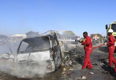 © Reuters. حركة الشباب الصومالية تعلن مسؤوليتها عن تفجير سيارتين ملغومتين
