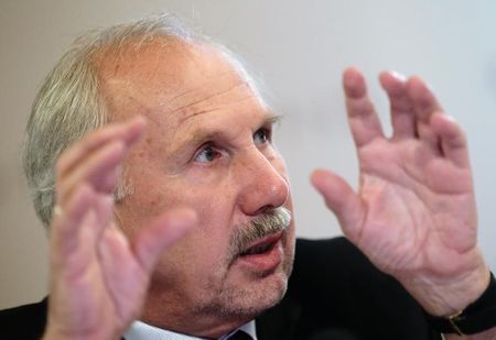 © Reuters. ECB Governing Council member Nowotny addresses a news conference in Vienna