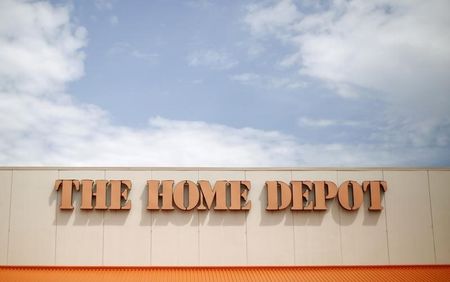 © Reuters. A Home Depot location is seen in Niles