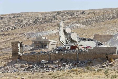 © Reuters. A view shows a house destroyed in recent fighting between the Kurdish Peshmerga and the Islamic State, on Bashiqah mountain