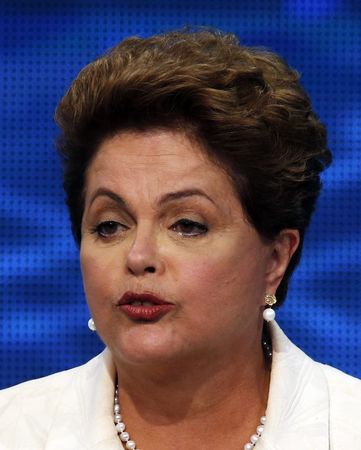 © Reuters. Presidente e candidata à reeleição Dilma Rousseff (PT) durante debate na TV em São Paulo