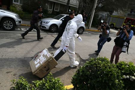 © Reuters. Policial deixa local onde bomba explodiu em Santiago