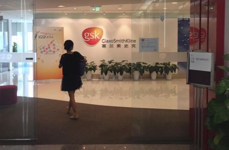 © Reuters. A Chinese employee walks into a GSK office in Beijing