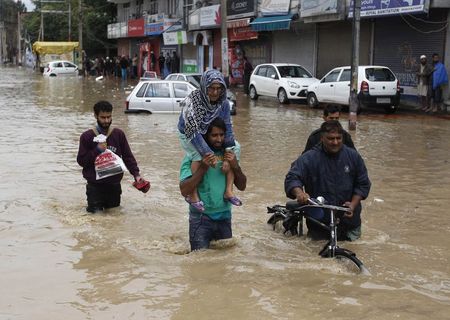 © Reuters. Cientos de muertos en las peores lluvias en 50 años en India y Pakistán