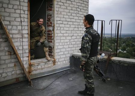 © Reuters. Ukrainian servicemen are seen on a roof in Avdeyevka