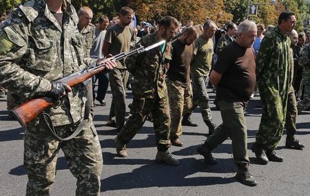 © Reuters. Rebeldes separatistas pró-Rússia escoltam um grupo de prisioneiros de guerra ucranianos no centro de Donetsk, no leste da Ucrânia  