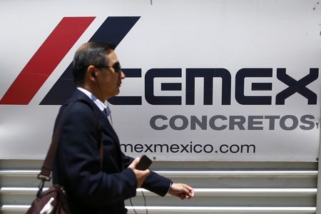 © Reuters. La UE autoriza a la mexicana Cemex comprar activos españoles de Holcim