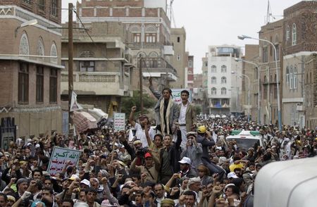 © Reuters. Followers of the Shi'ite Houthi group gather near the cabinet building in Sanaa