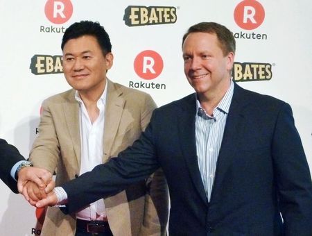 © Reuters. Chairman and CEO of e-commerce operator Rakuten Inc Mikitani poses with Johnson, CEO of U.S. Internet discounter Ebates Inc. during a news conference in Tokyo