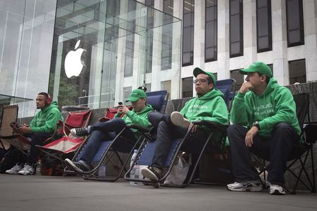 © Reuters. People line up outside the Apple Store in advance of an Apple special event, in the Manhattan borough of New York