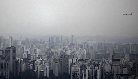 © Reuters. Nevoa encobre cidade de São Paulo